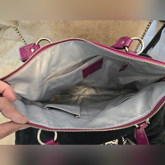 This Coach Poppy handbag in a rare raspberry purple is in like new condition! - Picture 5 of 7